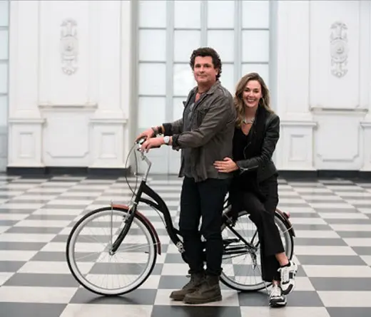 Carlos Vives pasea en bicicleta en Maana, su nuevo video grabado en Lima.